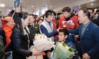 Đội tuyển U23 Việt Nam về nước trong sự chào đón nồng nhiệt của người hâm mộ